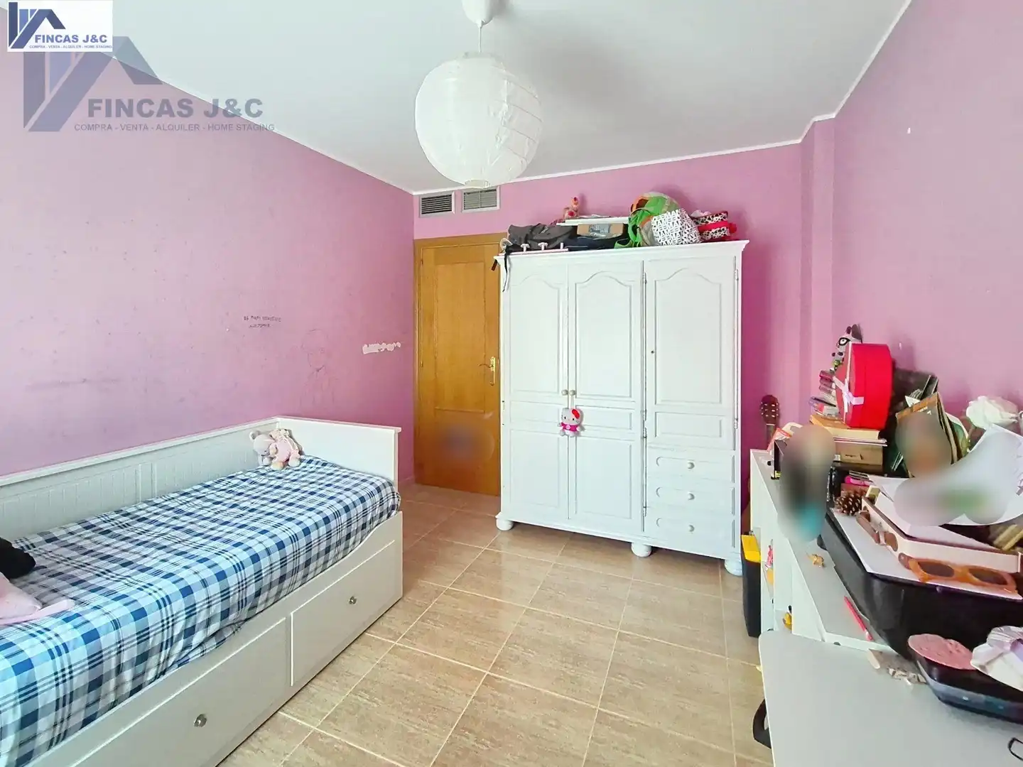 Habitación de Casa adosada en venta en Zaragoza con Aire acondicionado, Calefacción y Jardín privado