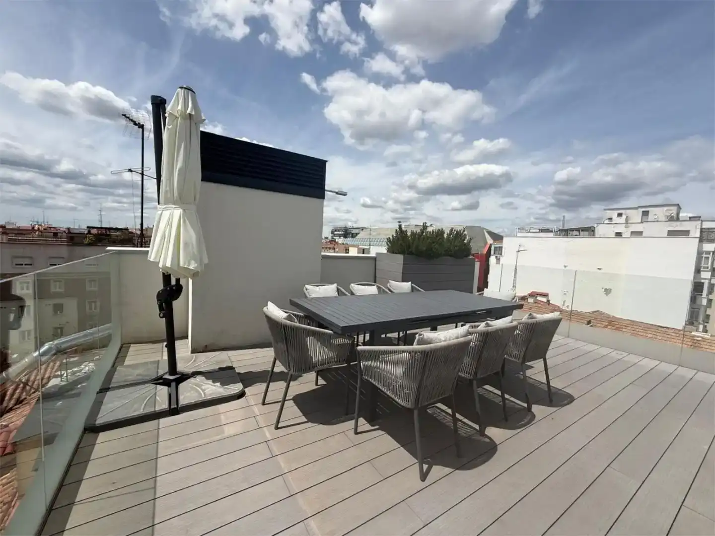 Terrassa de Apartament de lloguer en  Madrid Capital amb Aire condicionat i Piscina