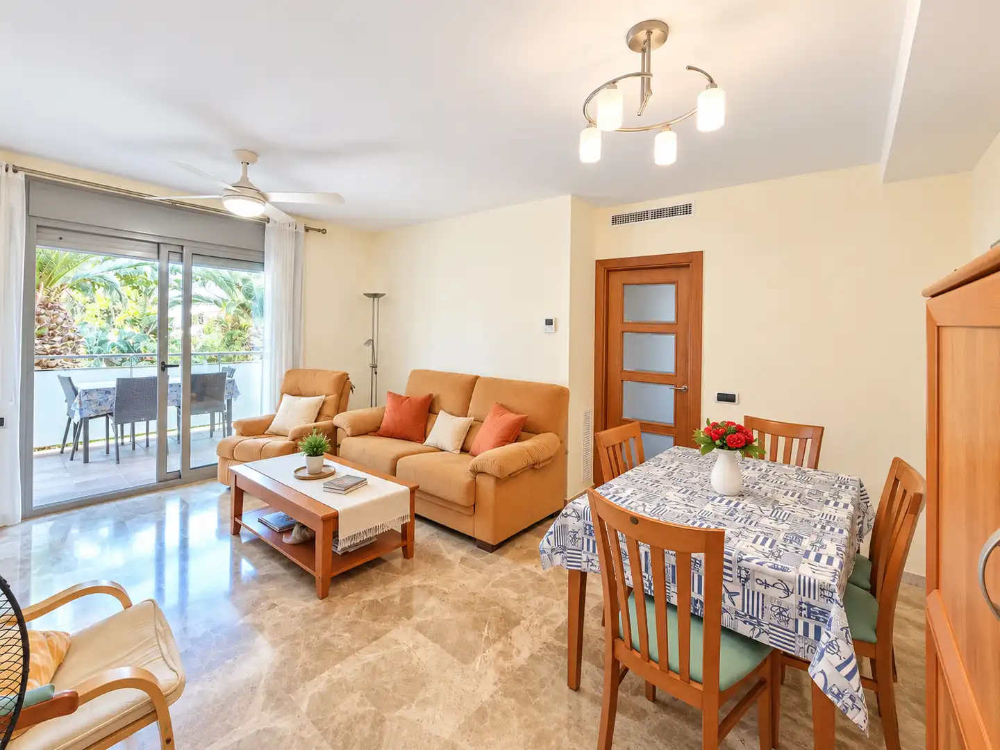 Sala de estar de Piso en venta en Roda de Berà con Calefacción y Jardín privado