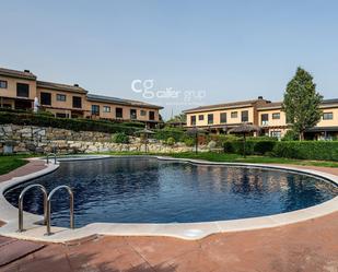 Piscina de Casa adosada en venda en Sant Esteve Sesrovires amb Aire condicionat, Calefacció i Traster