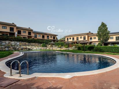 Piscina de Casa adosada en venda en Sant Esteve Sesrovires amb Aire condicionat, Calefacció i Traster