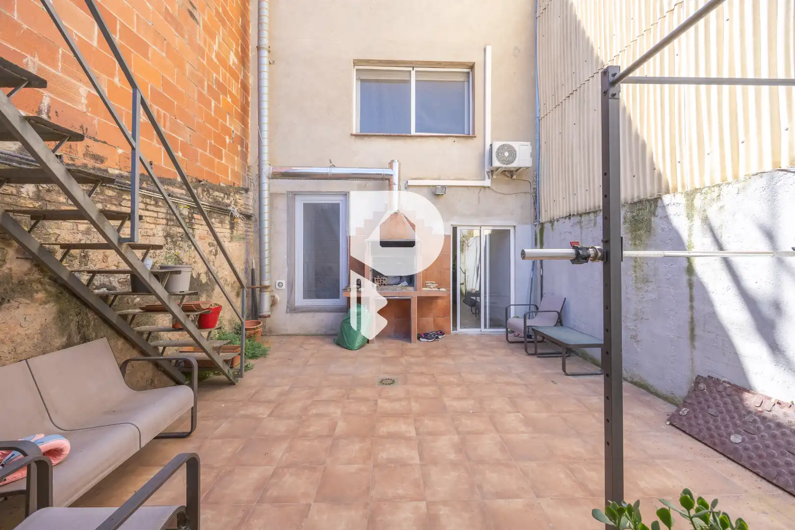 Terrasse von Einfamilien-Reihenhaus zum Verkauf in Vallirana mit Klimaanlage, Heizung und Privatgarten