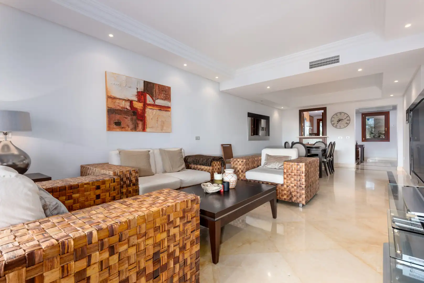 Sala d'estar de Apartament en venda en Estepona amb Aire condicionat, Terrassa i Piscina