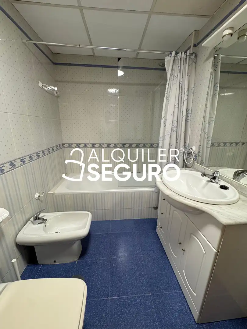 Baño de Piso de alquiler en Málaga con Aire acondicionado, Terraza y Amueblado