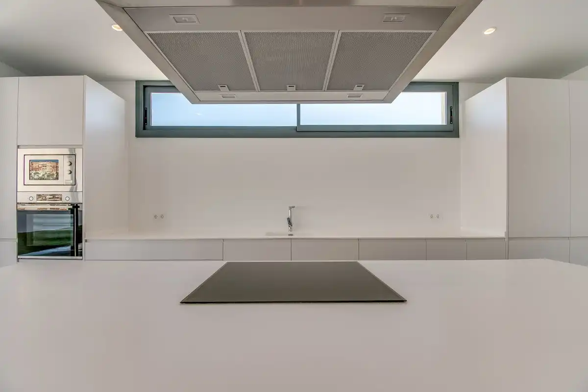 Cuina de Casa o xalet en venda en Manilva amb Aire condicionat, Jardí privat i Terrassa