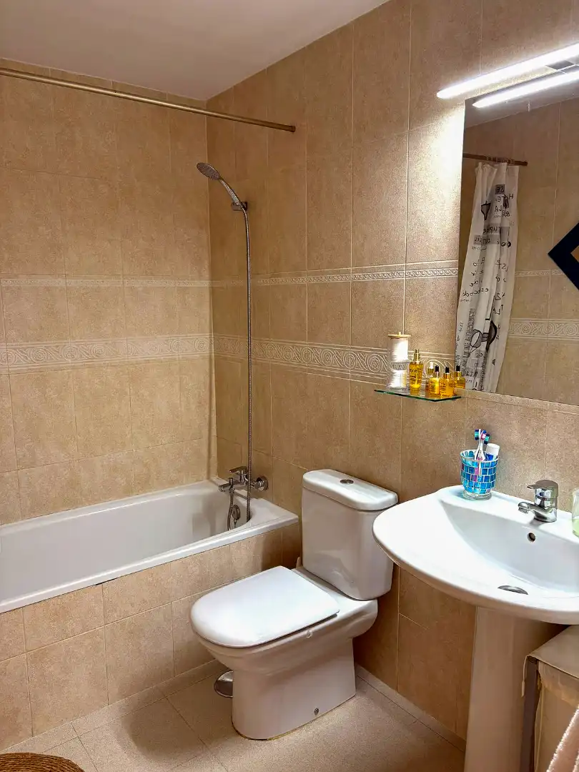 Badezimmer von Wohnung zum Verkauf in Fuengirola mit Klimaanlage, Terrasse und Möbliert