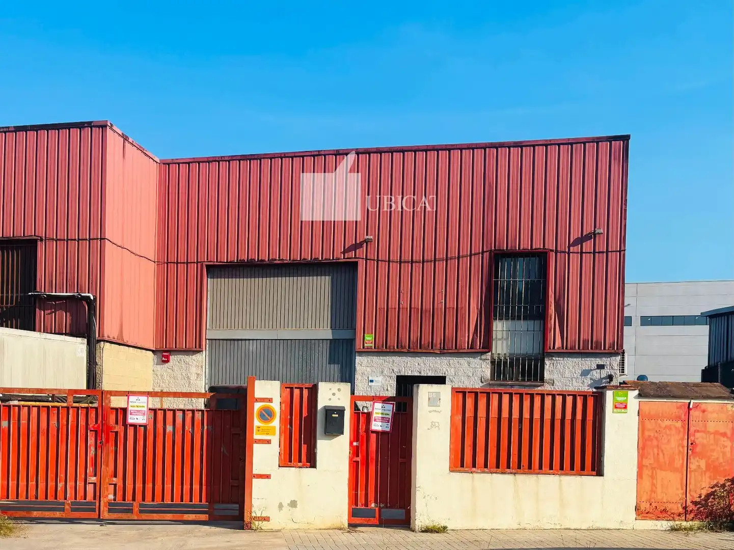 Außenansicht von Fabrikhallen zur Miete in Polinyà