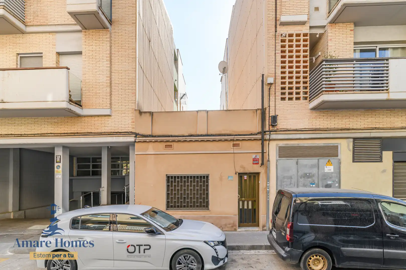 Vista exterior de Casa adosada en venda en Gavà amb Forn i Microones