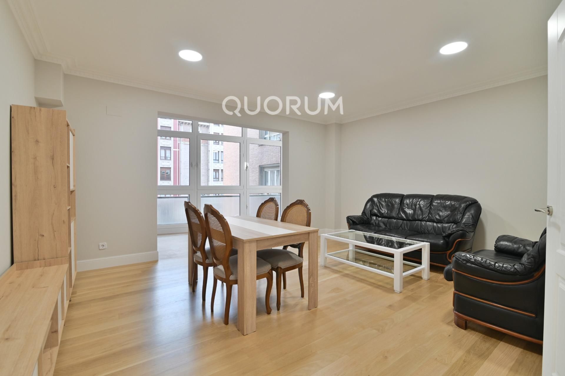 Sala d'estar de Pis de lloguer en Bilbao  amb Aire condicionat i Moblat