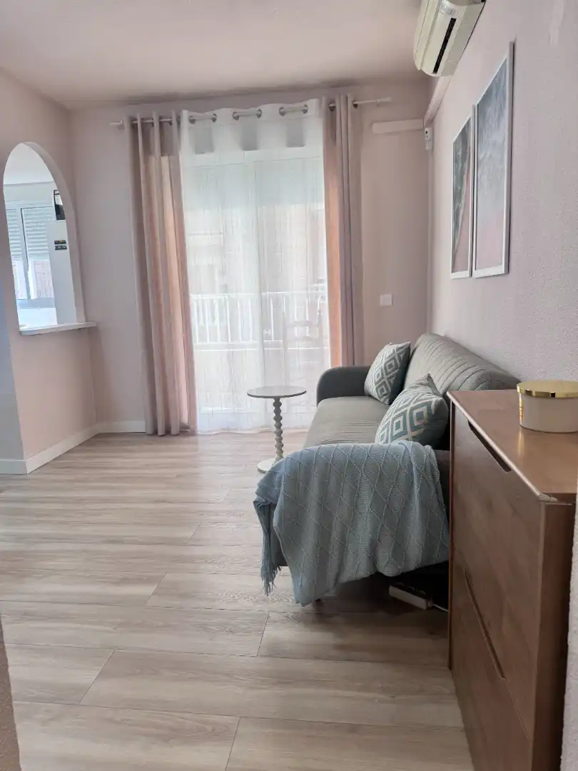 Wohnzimmer von Wohnung zur Miete in Torrevieja mit Klimaanlage, Heizung und Terrasse