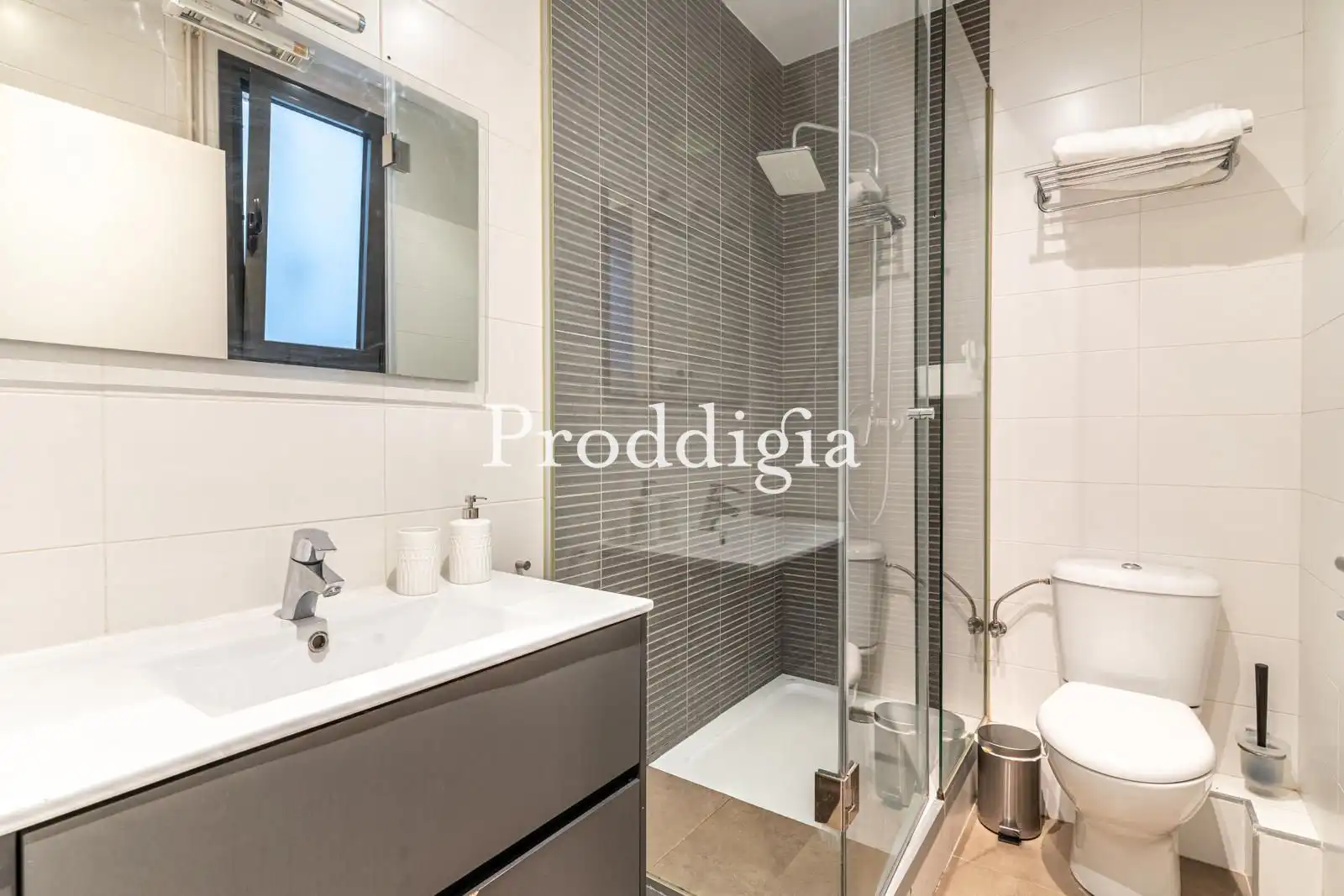 Bathroom of Flat for rent in Barcelona  with Air Conditioner and Furnished