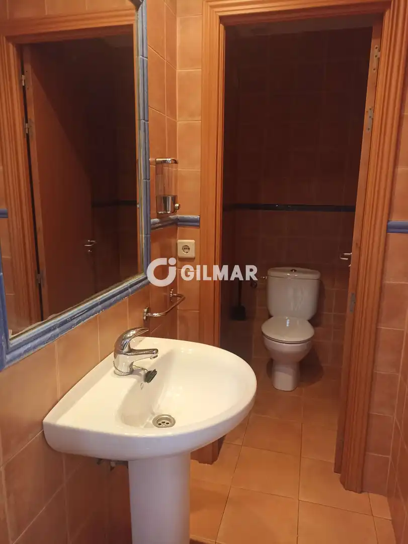Baño de Local de alquiler en Sevilla con Calefacción