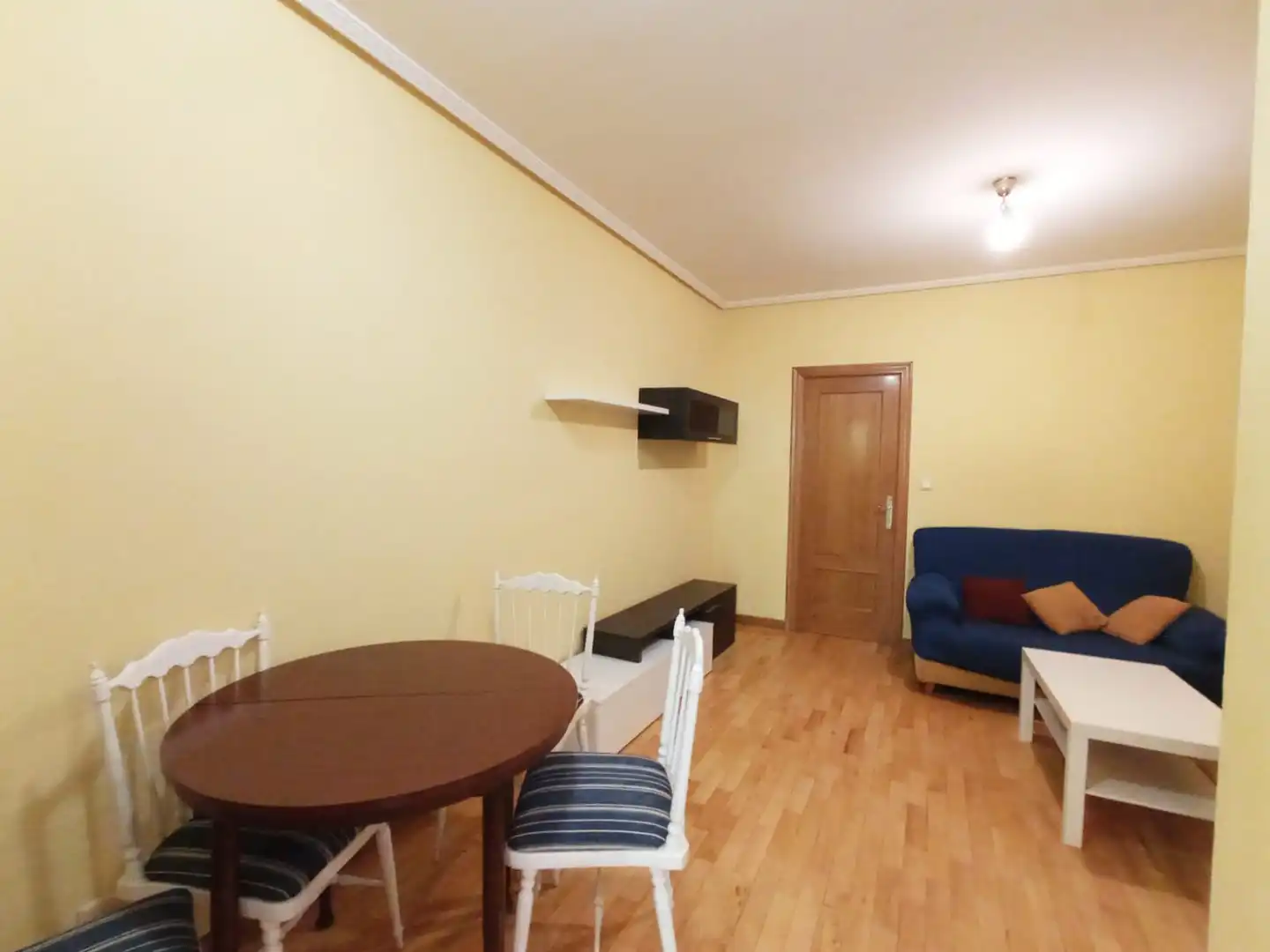 Sala de estar de Apartamento en venta en Burgos con Calefacción, Parquet y Amueblado