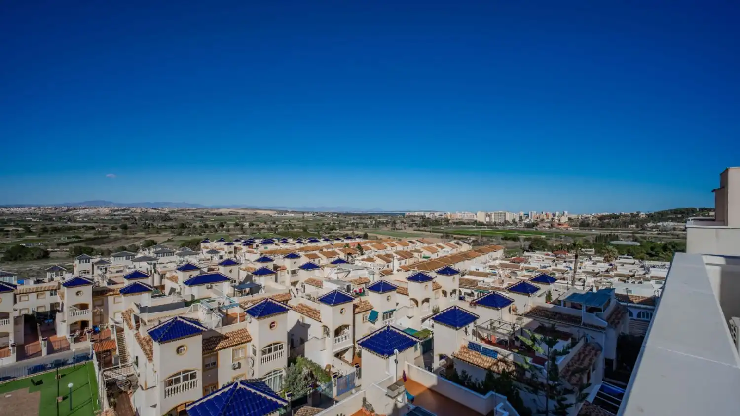 Vista exterior de Piso de alquiler en Guardamar del Segura con Aire acondicionado, Terraza y Piscina comunitaria