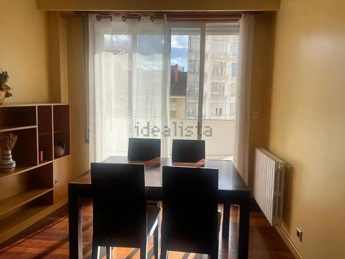 Menjador de Pis de lloguer en Ourense Capital  amb Calefacció, Parquet i Moblat