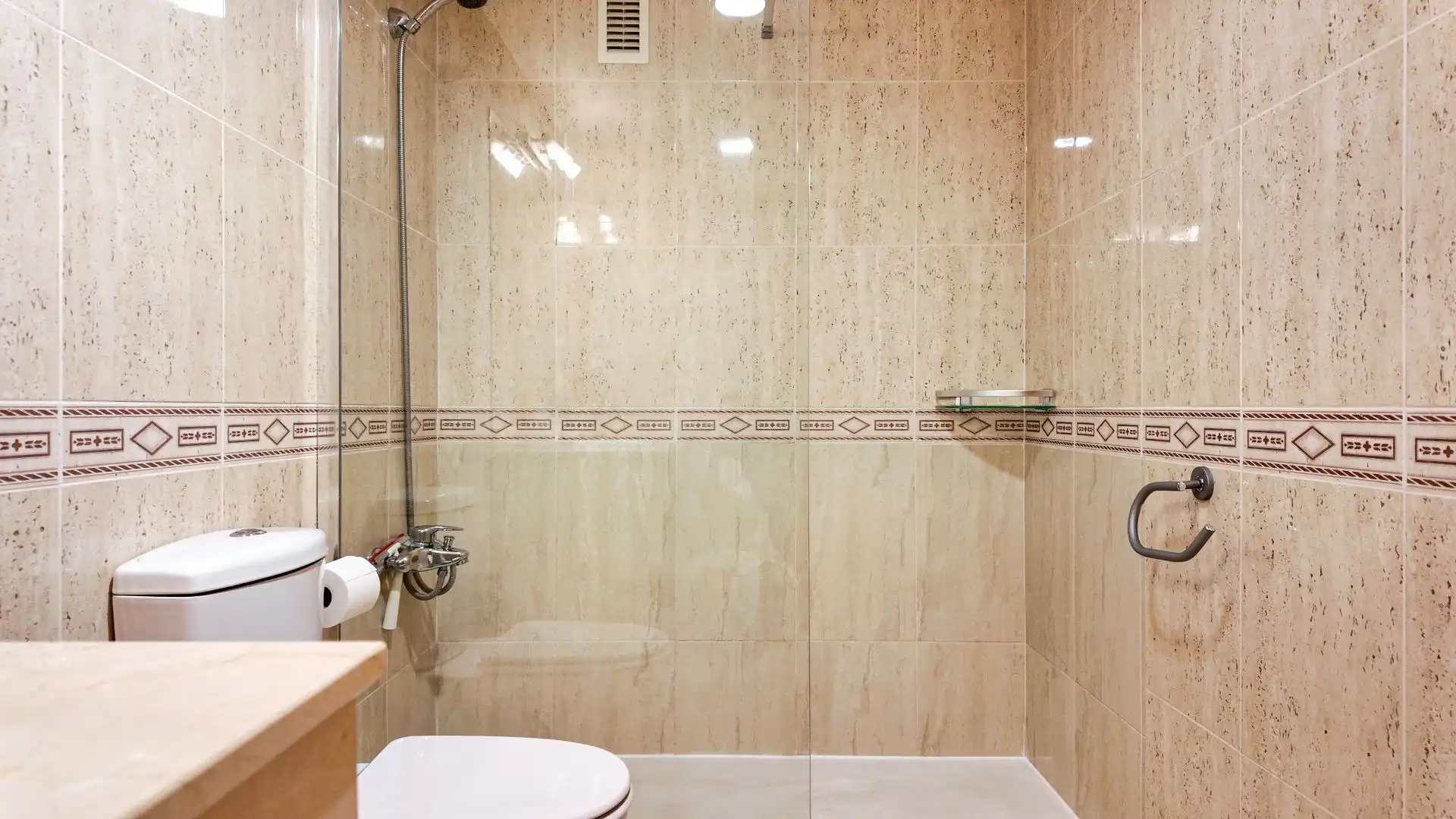 Bathroom of Flat for rent in Valencia  with Air Conditioner, Heating and Terrace