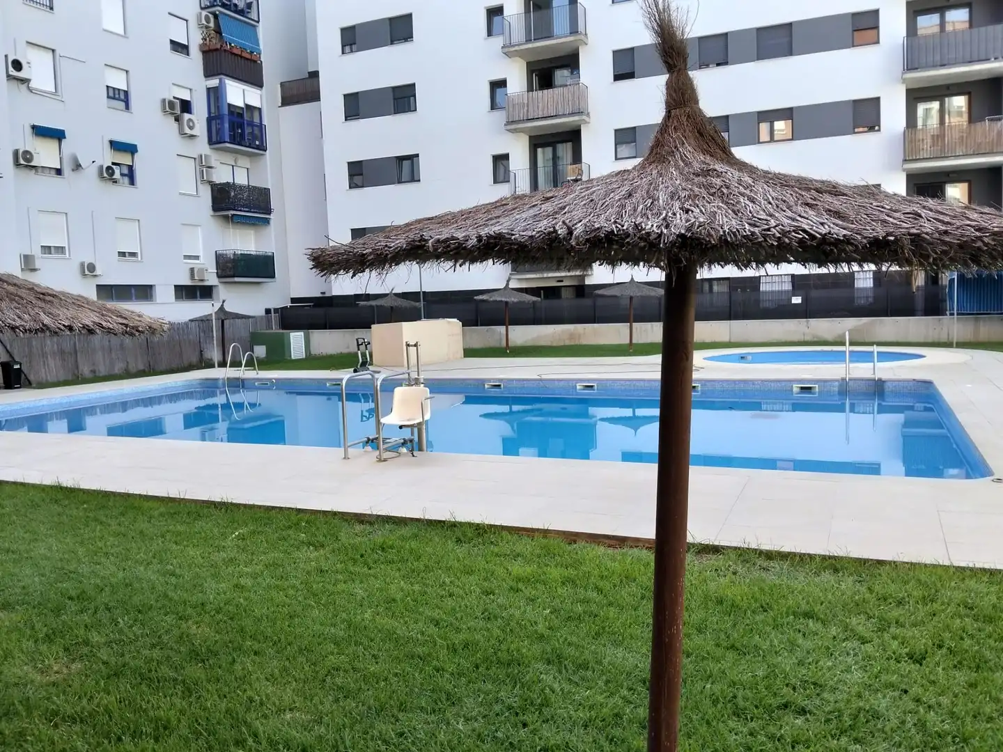 Piscina de Piso de alquiler en Sevilla con Aire acondicionado, Parquet y Terraza