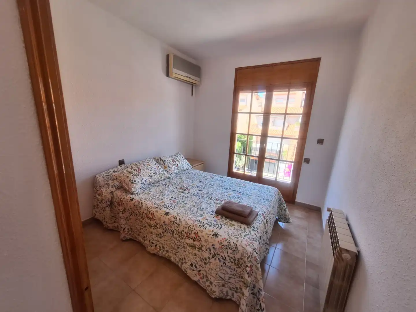 Habitación de Casa adosada en venta en Sant Esteve Sesrovires con Aire acondicionado, Calefacción y Jardín privado