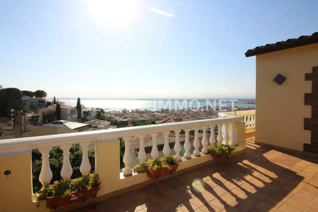 Vista exterior de Casa o xalet en venda en Roses amb Aire condicionat, Calefacció i Jardí privat