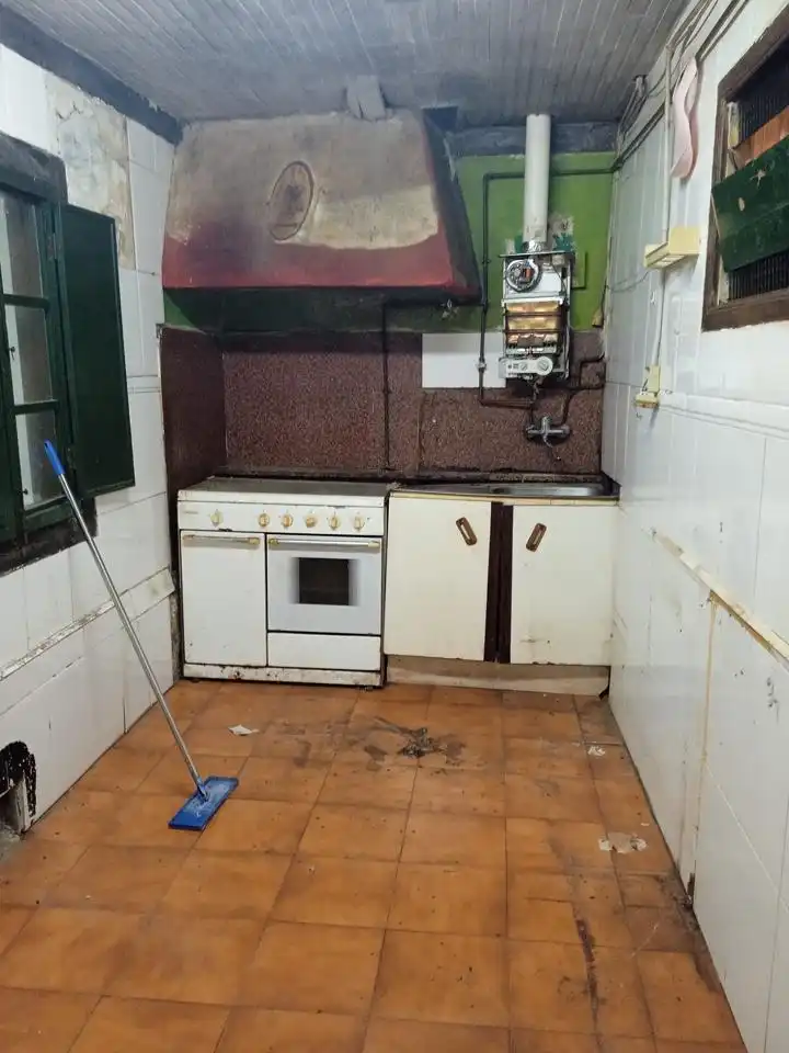 Cuina de Finca rústica en venda en Santiago de Compostela  amb Jardí privat