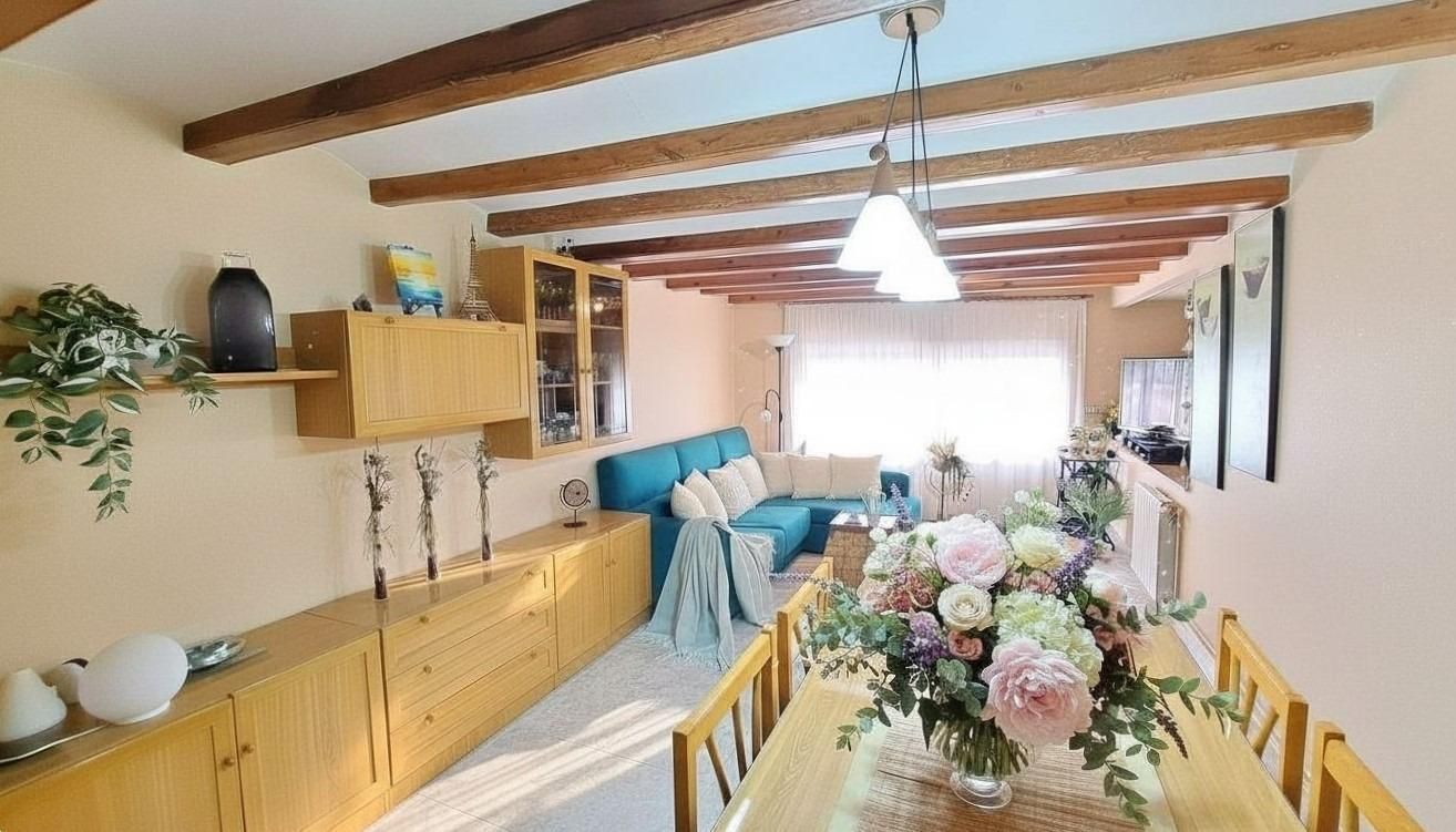 Sala d'estar de Casa adosada en venda en Sant Sadurní d'Anoia amb Jardí privat, Terrassa i Traster
