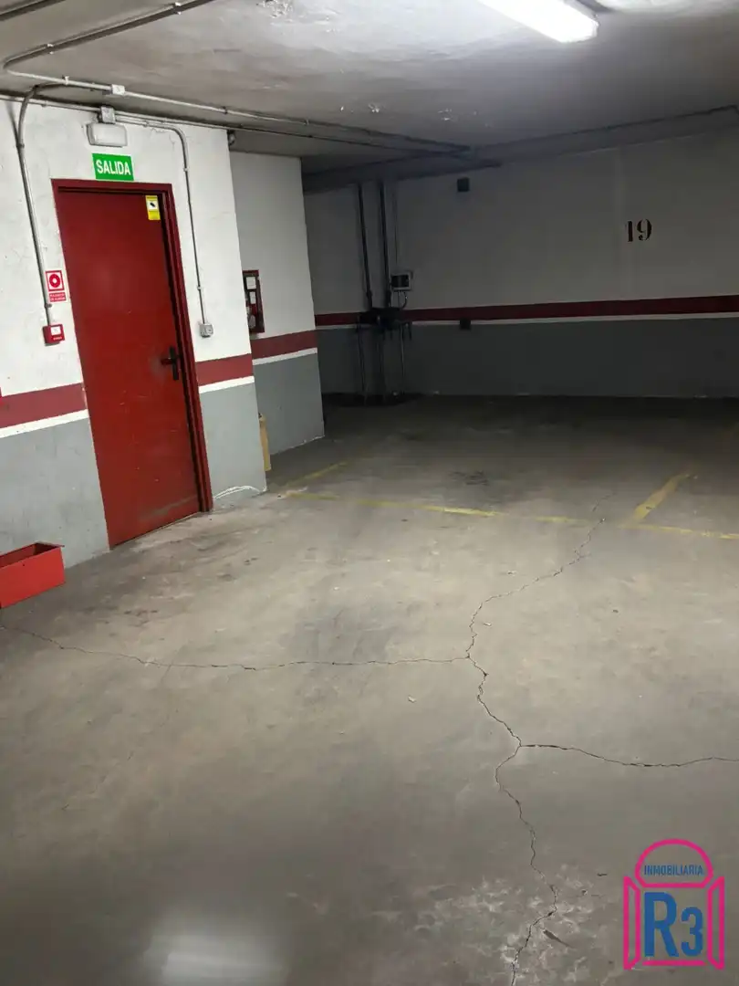 Parking de Apartamento de alquiler en León Capital  con Calefacción, Terraza y Trastero