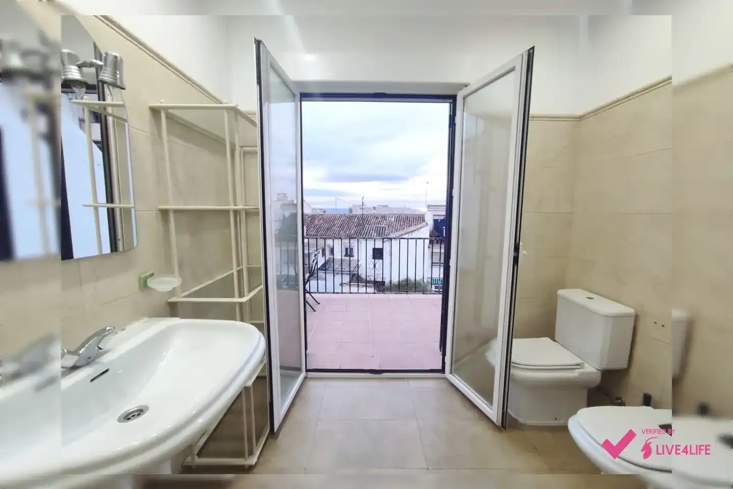 Bathroom of Ground floor for share in Granada  with Heating, Terrace and Storage room