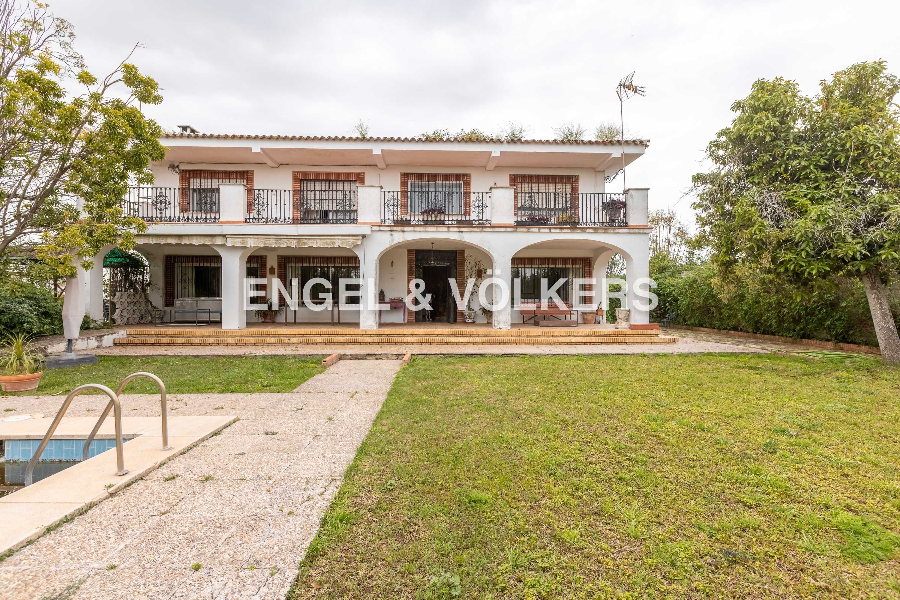Vista exterior de Finca rústica en venda en Sanlúcar la Mayor amb Aire condicionat, Calefacció i Jardí privat