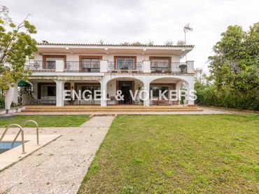 Casa rustica con balcone in vendita a Sanlúcar la Mayor