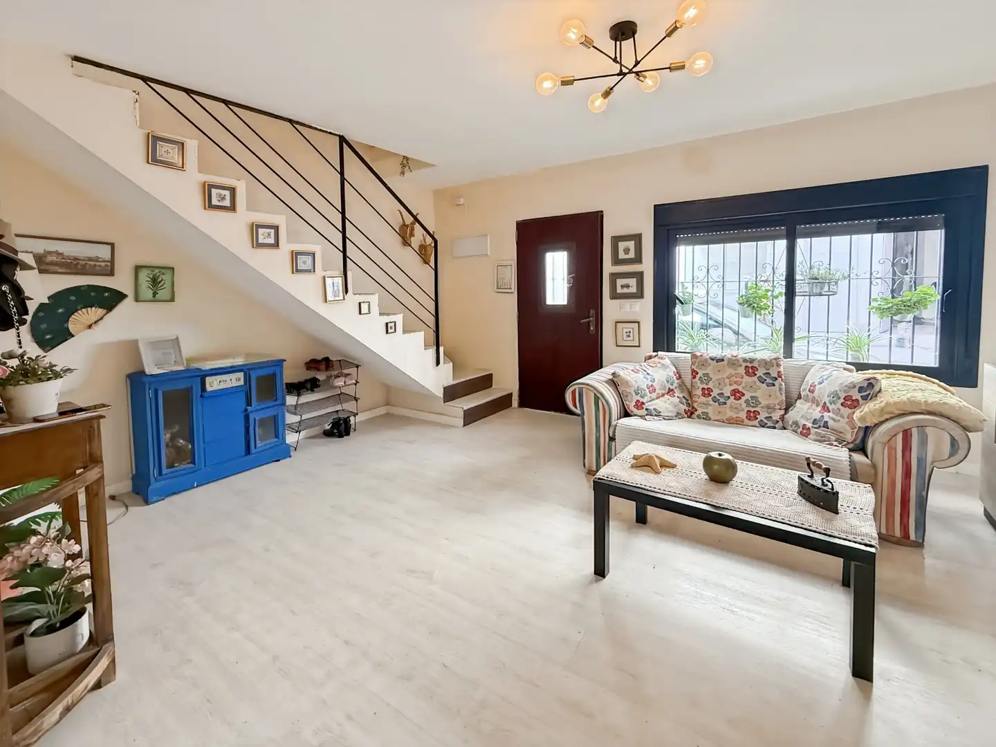 Sala d'estar de Casa adosada en venda en Benalmádena amb Aire condicionat, Terrassa i Moblat