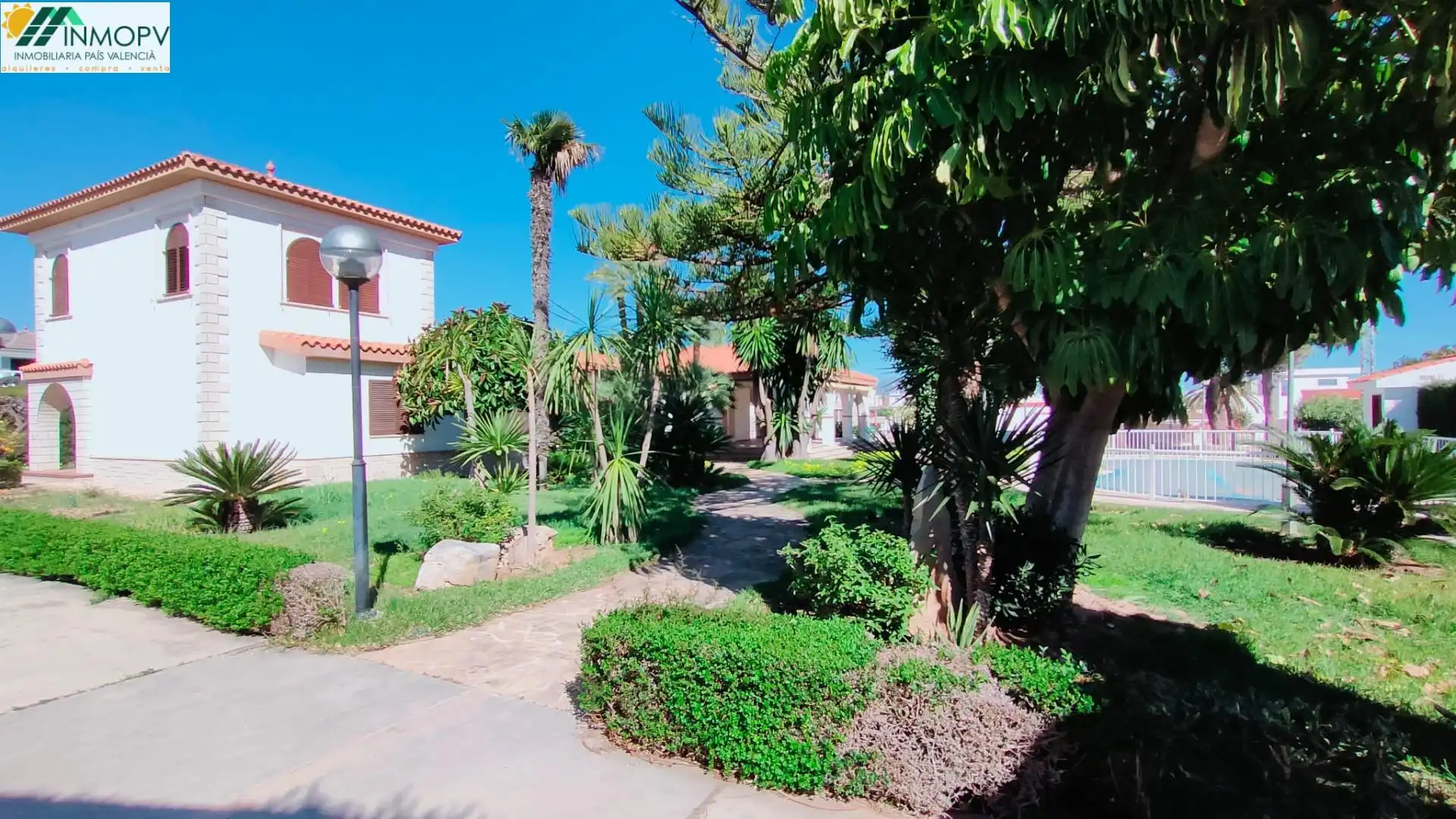 Vista exterior de Casa o xalet en venda en Vinaròs amb Jardí privat, Terrassa i Traster