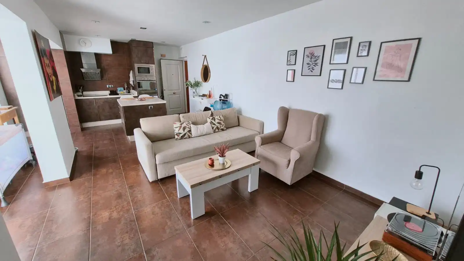 Living room of Flat for sale in Sevilla  with Air Conditioner, Oven and Washing machine
