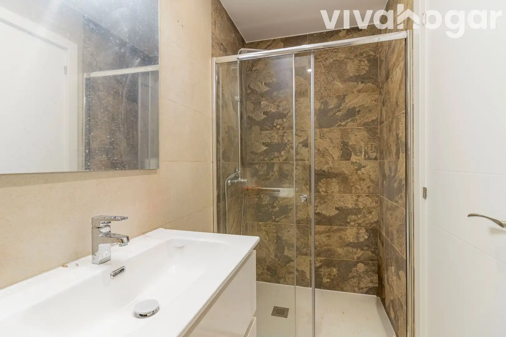 Bathroom of Flat for sale in Madrid  with Air Conditioner and Heating