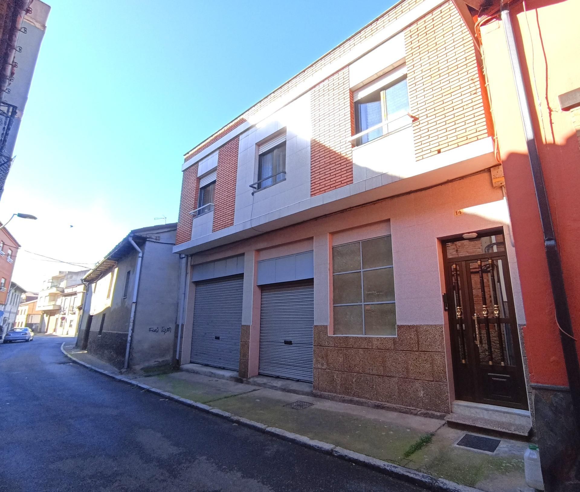 Vista exterior de Casa o xalet en venda en León Capital  amb Calefacció i Traster