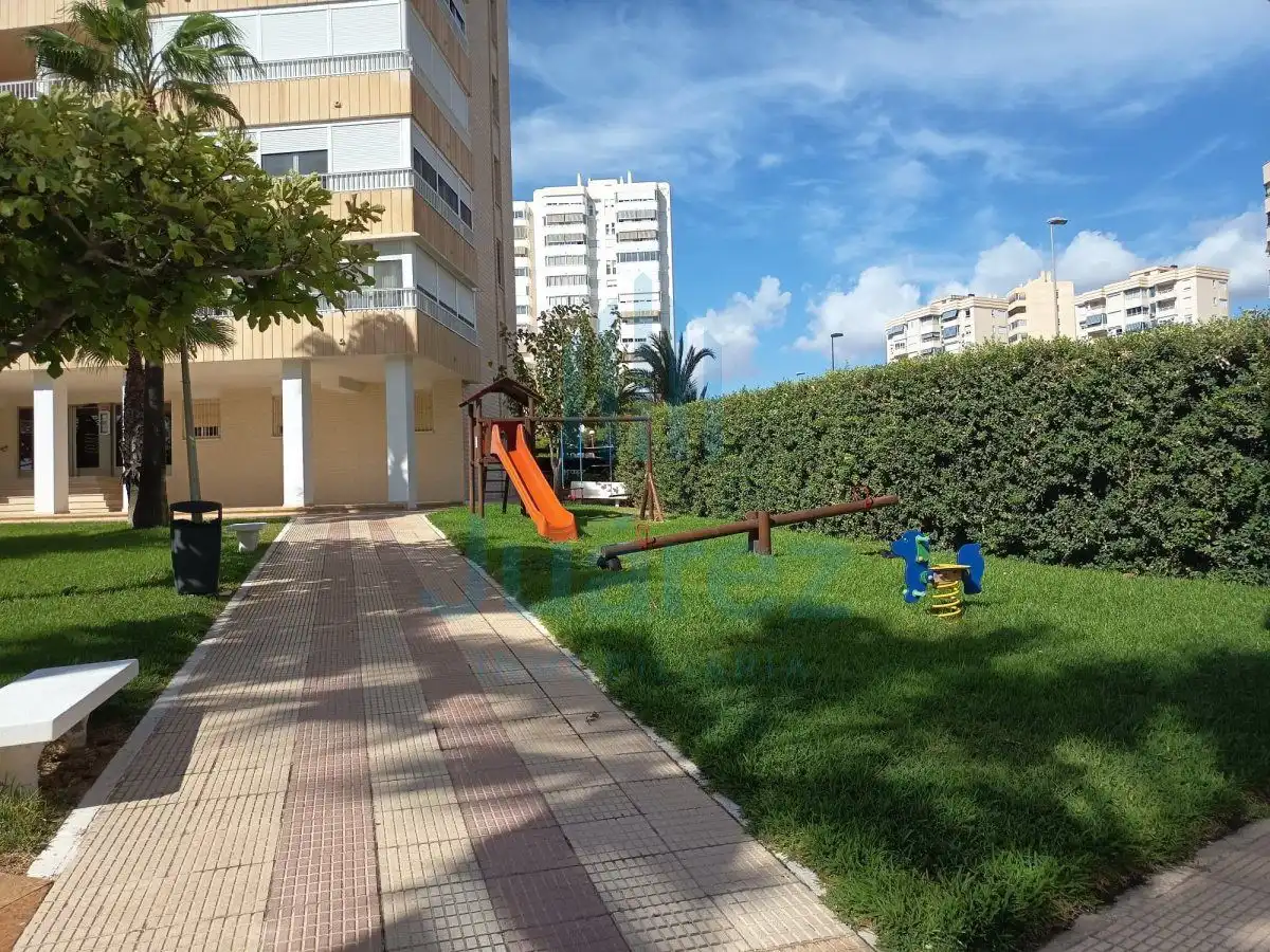 Parkplatz von Wohnung zur Miete in Alicante / Alacant mit Klimaanlage, Terrasse und Möbliert