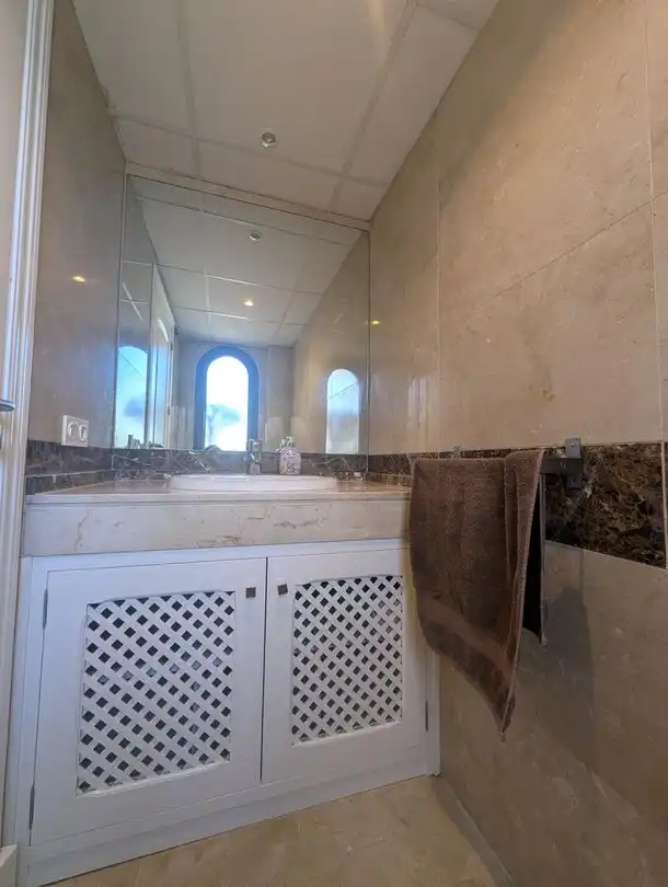 Badezimmer von Einfamilien-Reihenhaus zur Miete in La Alcaidesa mit Klimaanlage, Heizung und Privatgarten
