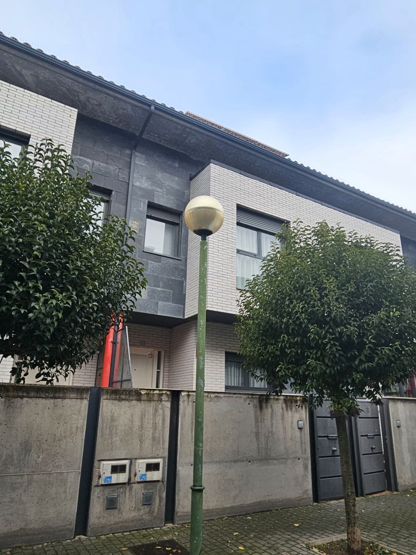 Exterior view of House or chalet for sale in Burgos Capital  with Heating and Private garden