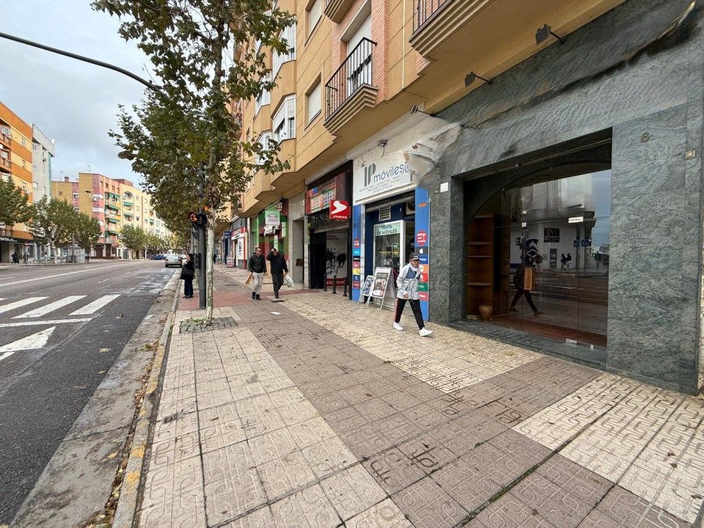 Vista exterior de Local en venda en Badajoz Capital