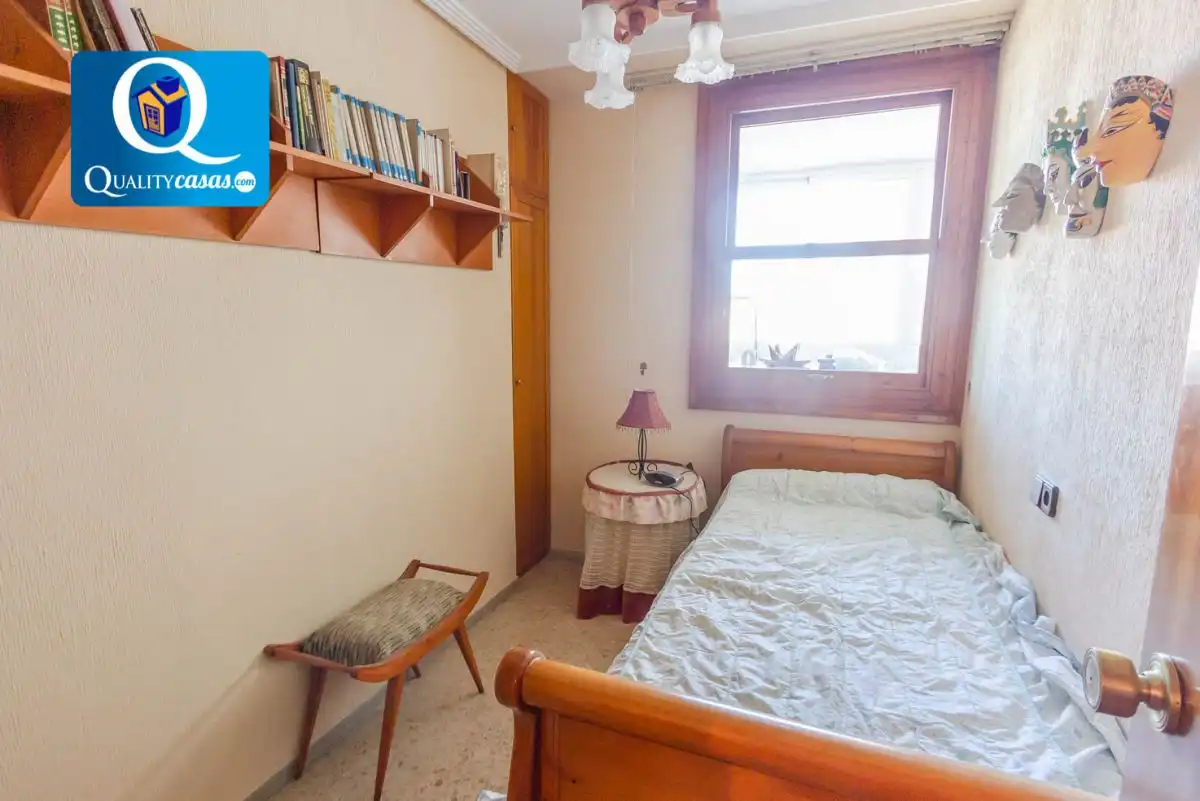 Dormitori de Apartament en venda en Alicante / Alacant amb Aire condicionat, Calefacció i Terrassa
