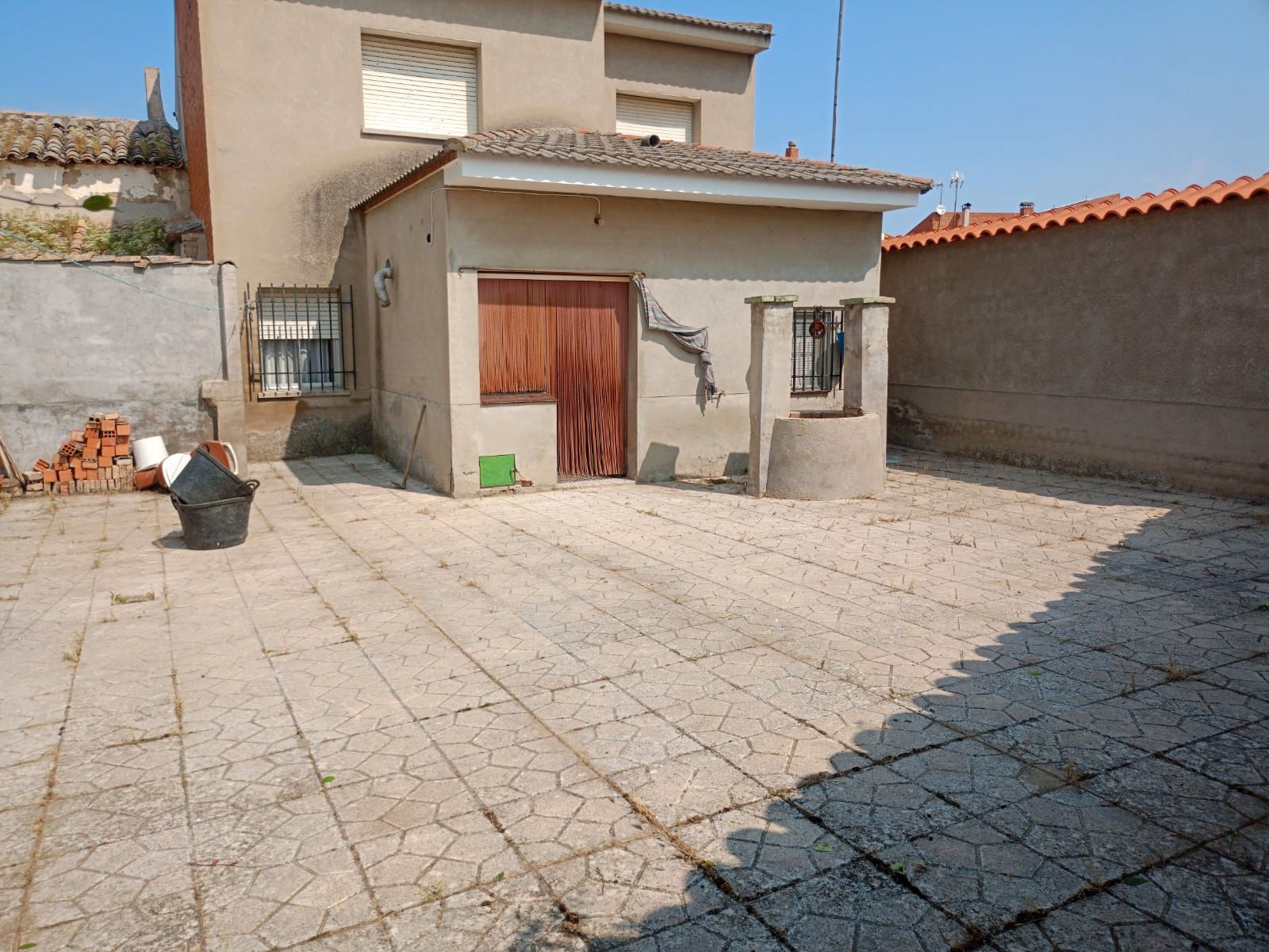 Vista exterior de Casa adosada en venda en Carmena amb Calefacció, Jardí privat i Terrassa