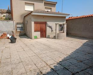 Vista exterior de Casa adosada en venda en Carmena amb Calefacció, Jardí privat i Terrassa
