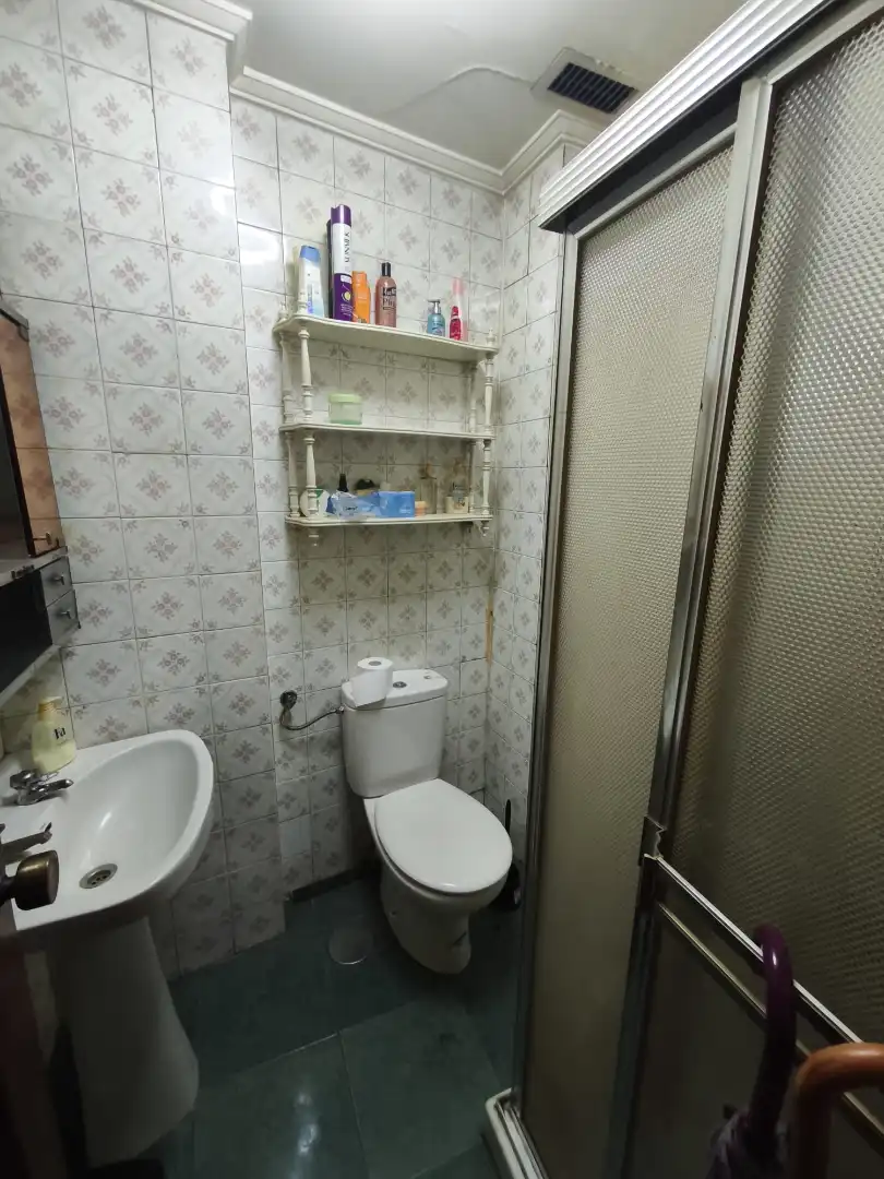 Bathroom of Flat for sale in Ourense Capital   with Heating, Parquet flooring and Oven