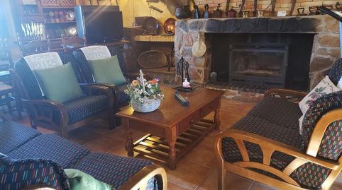 Chalet con cinco dormitorios, garaje y piscina en Purias