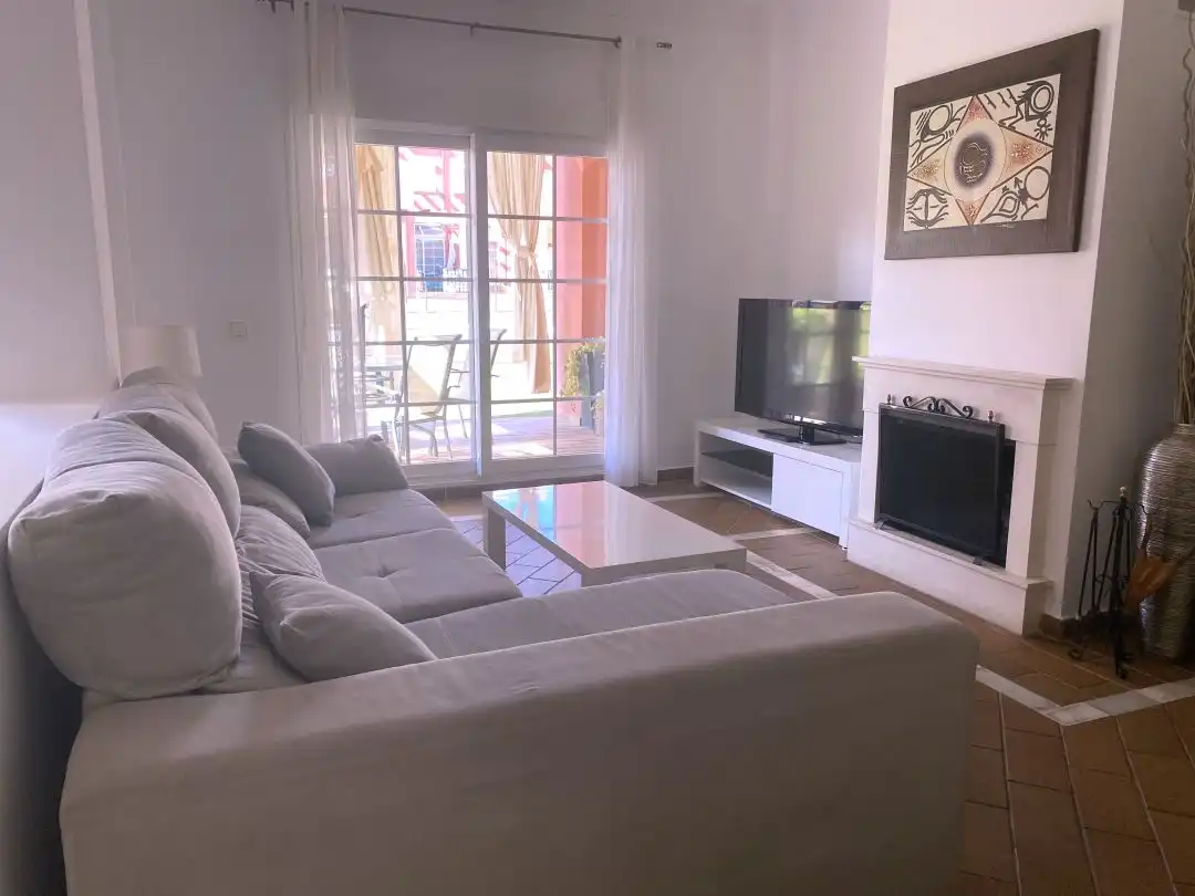 Wohnzimmer von Einfamilien-Reihenhaus zum Verkauf in Sotogrande mit Klimaanlage, Heizung und Privatgarten