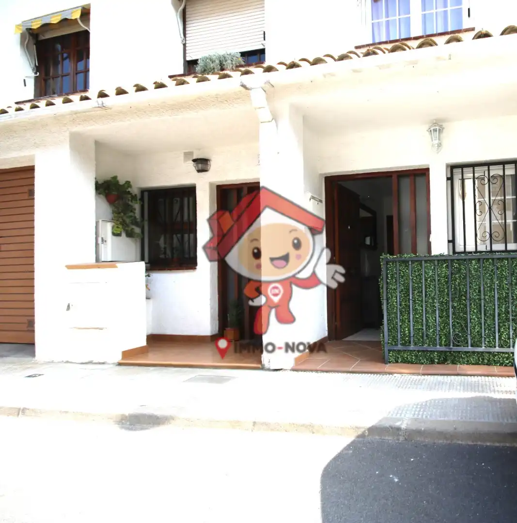 Vista exterior de Casa adosada en venda en Arenys de Mar amb Calefacció, Terrassa i Traster