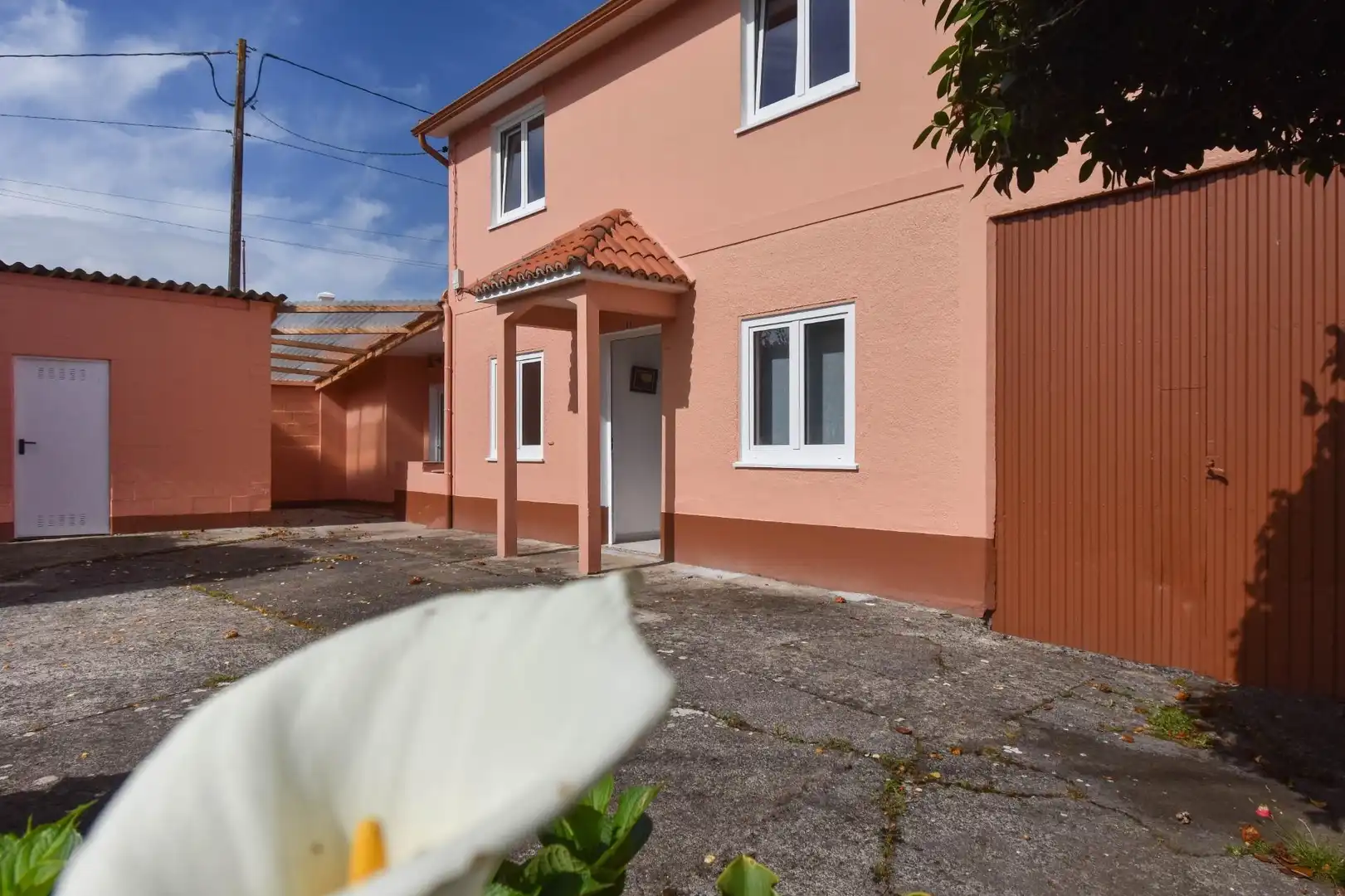 Vista exterior de Casa o xalet de lloguer en Cambre  amb Calefacció, Jardí privat i Traster