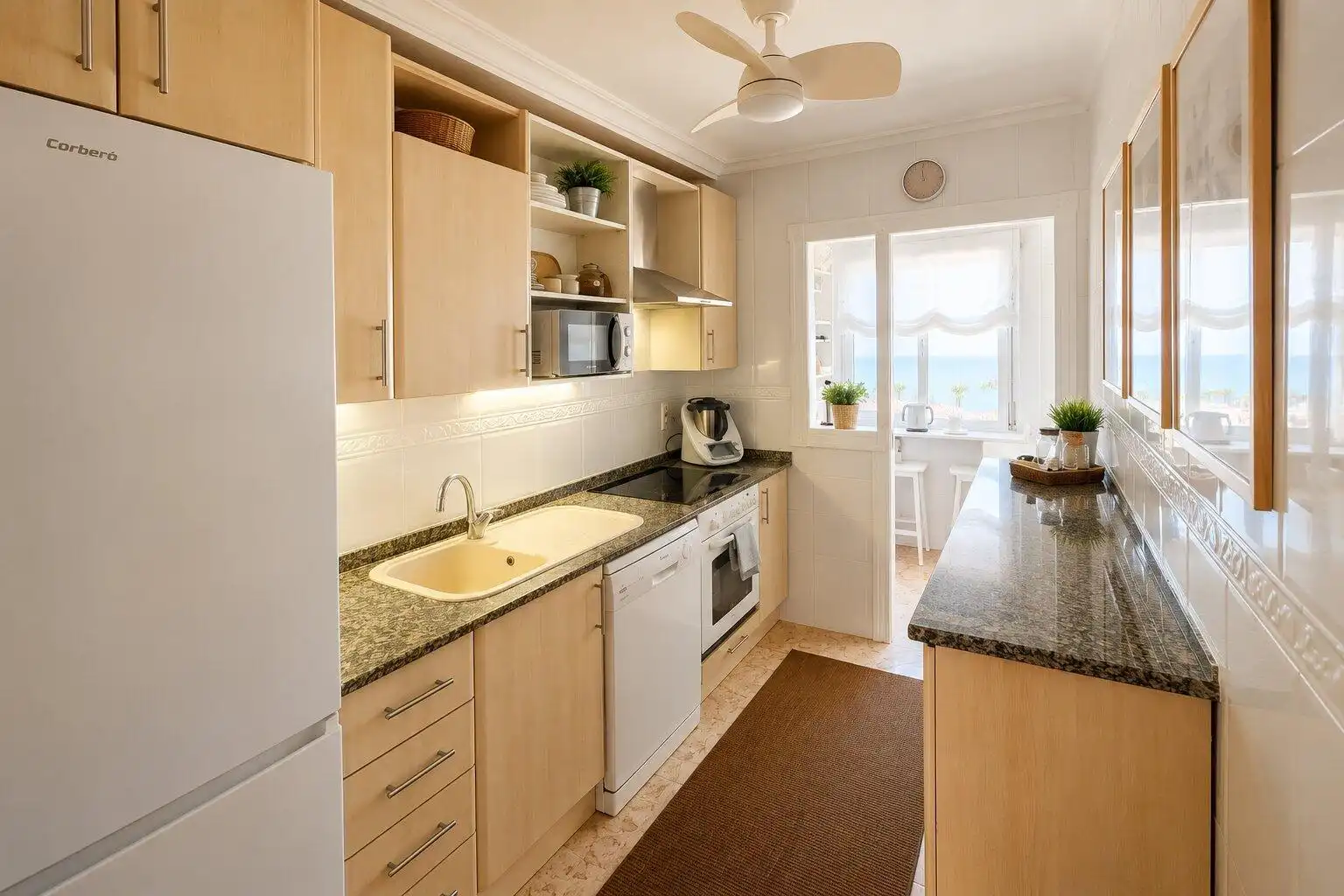 Cocina de Apartamento de alquiler en La Manga del Mar Menor con Terraza, Amueblado y Balcón