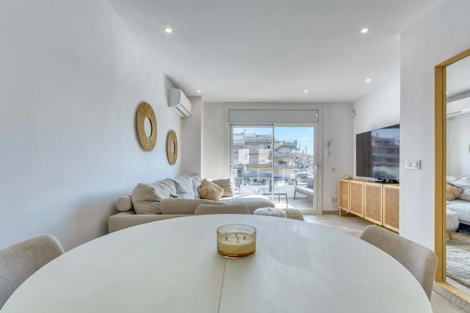 Wohnzimmer von Einfamilien-Reihenhaus zum Verkauf in Empuriabrava mit Klimaanlage, Heizung und Terrasse
