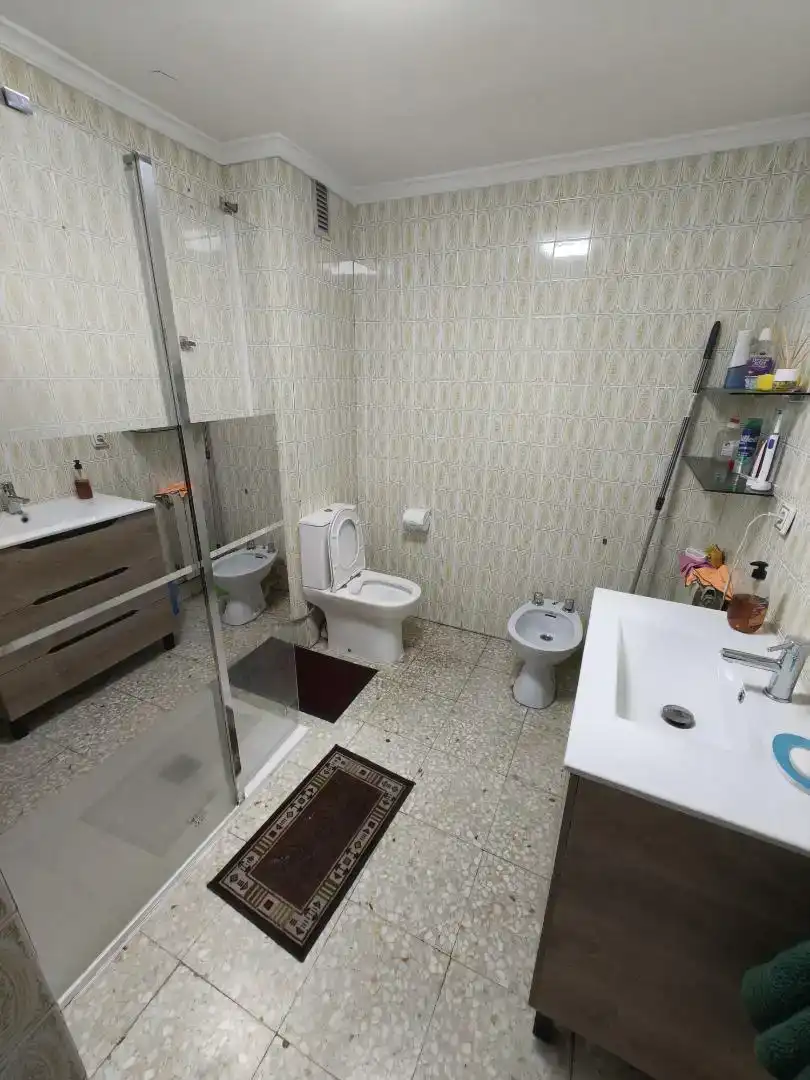 Bathroom of Flat for share in Oeste