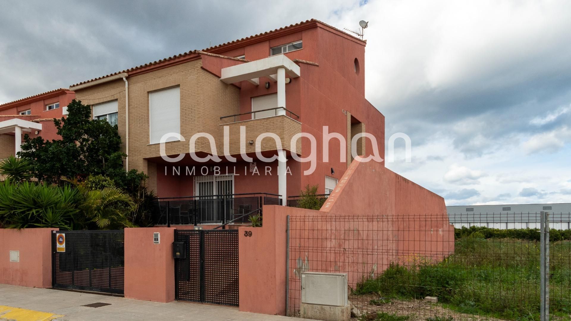 Außenansicht von Einfamilien-Reihenhaus zum Verkauf in El Real de Gandia mit Klimaanlage, Schwimmbad und Möbliert